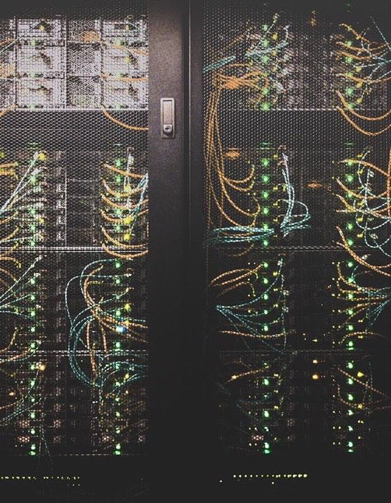 Rack de servere pe care rulează modelele AI, pentru firme care nu vor date în cloud