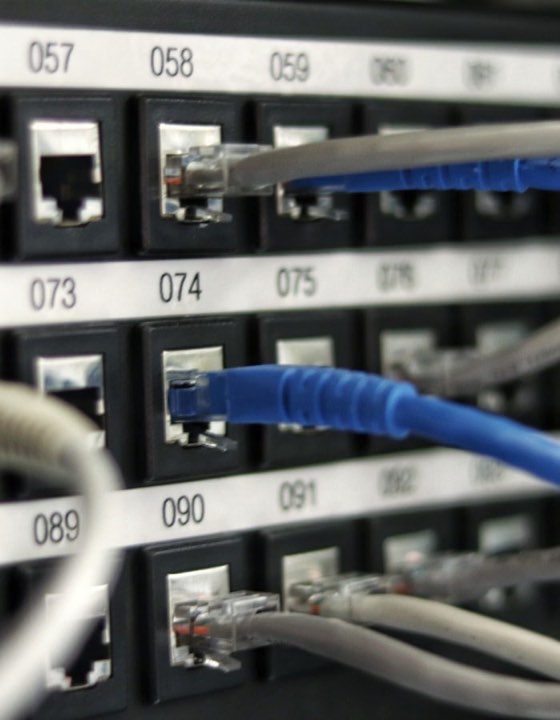 Panou de rețea cu mufe RJ45, dintr-o instalație de rețelistică pentru firme